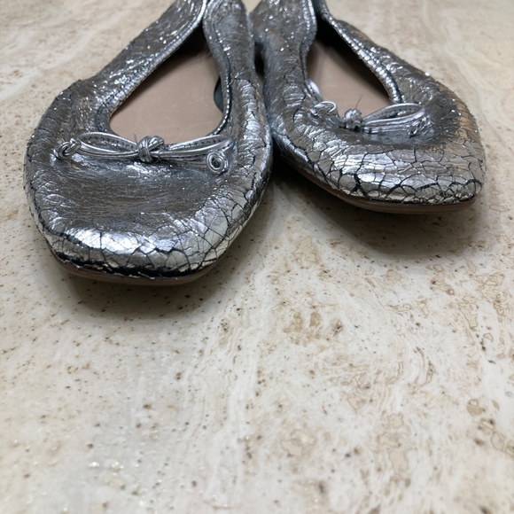 Schutz Women’s Metallic Silver Cracked Ballet Flats with Decorative Bows 9B - Picture 6 of 7